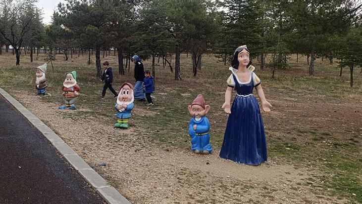 Şaşkına çeviren hırsızlık! Pamuk Prensesin cücelerini çaldılar