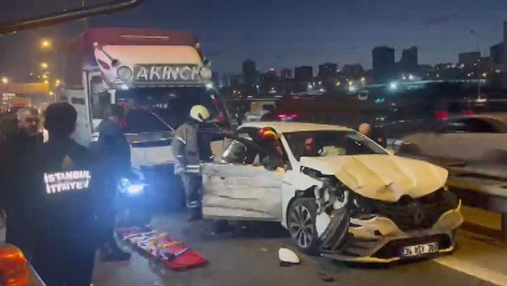 Bağcılar TEM’de zincirleme kaza! Sebze yüklü kamyonet ortalığı savaş alanına çevirdi: 5 yaralı