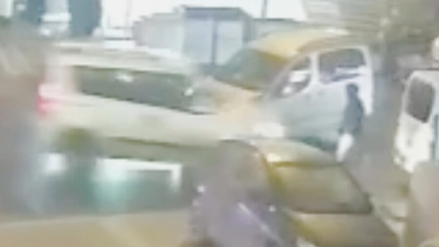 İstanbul Esenyurt’ta hafif ticari aracın çarptığı adam yaralandı