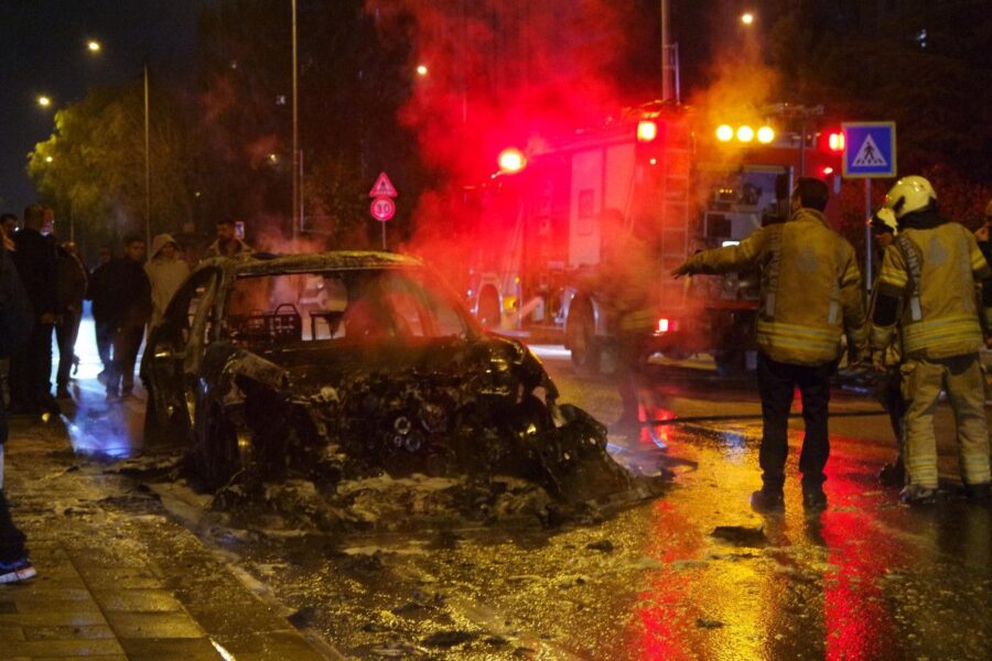İstanbul’da seyir halindeki otomobil alev topuna döndü