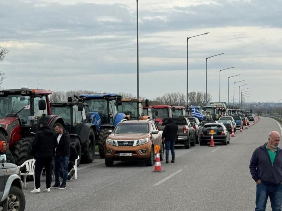 Yunanistan’da yolları kapatan çiftçiler ve polis arasında gerilim