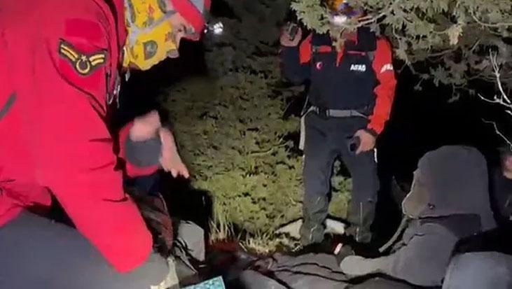 Adana’da korku dolu gece! Dağda mahsur kalan 3 arkadaşın kurtarılma anları kamerada