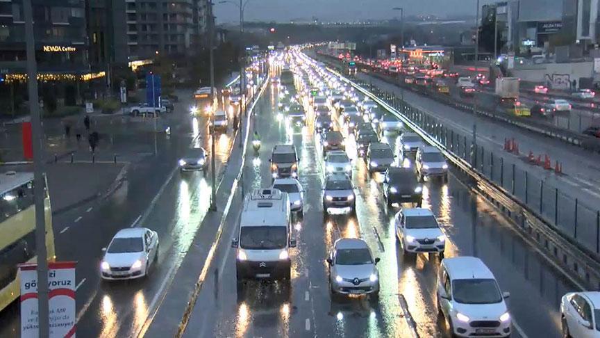 İstanbul’da trafik yoğunluğu! Trafik durma noktasına geldi