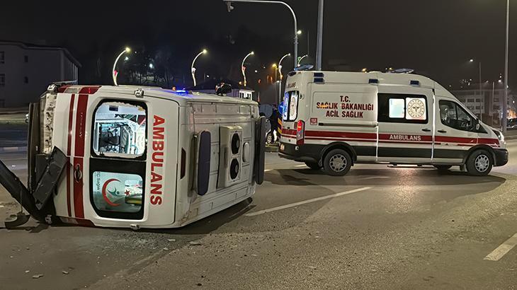 Otomobil ile çarpışan ambulans devrildi! 3 sağlık personeli yaralandı