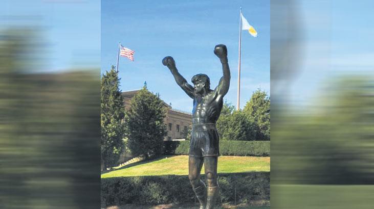 Rocky heykelini geri istedi