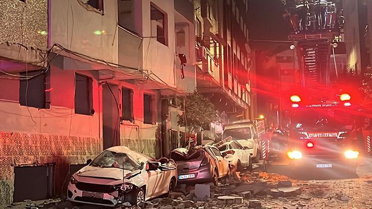 Yer: Zeytinburnu! Binadan kopan parçalar arabaların üzerine düştü, sokağı savaş alanına çevirdi