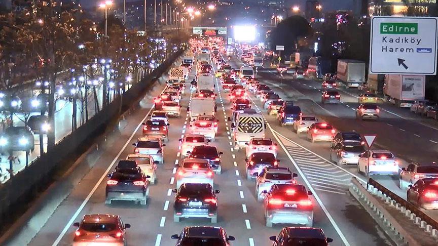 İstanbul’da haftanın ilk iş gününde trafik yoğunluğu yüzde 60’ı aştı
