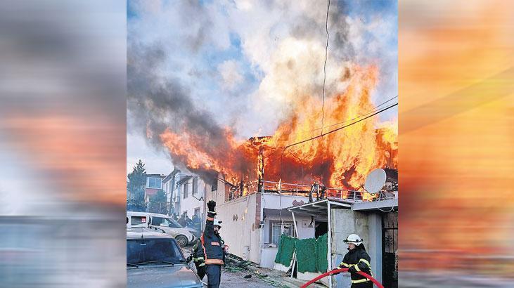 Polise pusu kurup çatıdan ateş açtılar: 3 şehit 9 yaralı